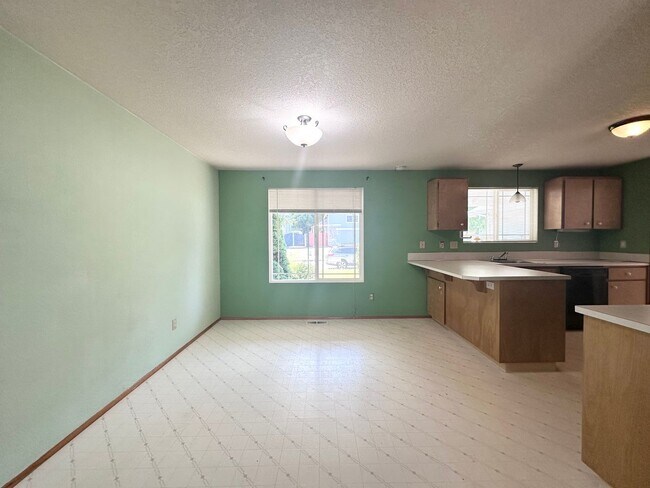 Building Photo - Wonderful centrally located Powell Butte 3...