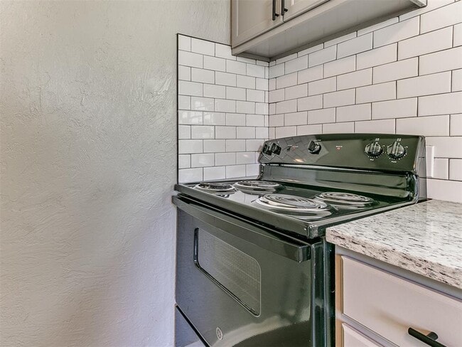 Building Photo - 3220 NE 14th Pl