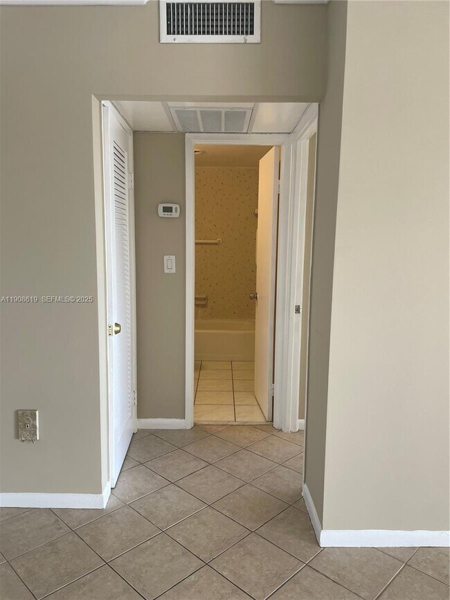 Building Photo - 400 Kings Point Dr