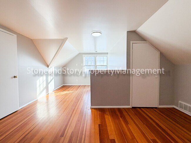 Building Photo - Large 2 story home in Oakland with large garage