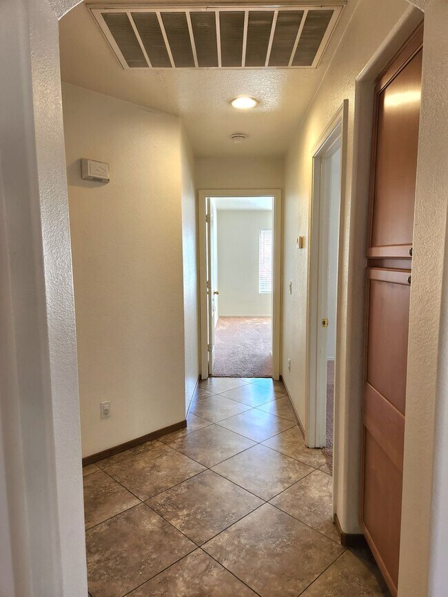 Building Photo - Beautiful 3 Bed/2 Bath with Pool!