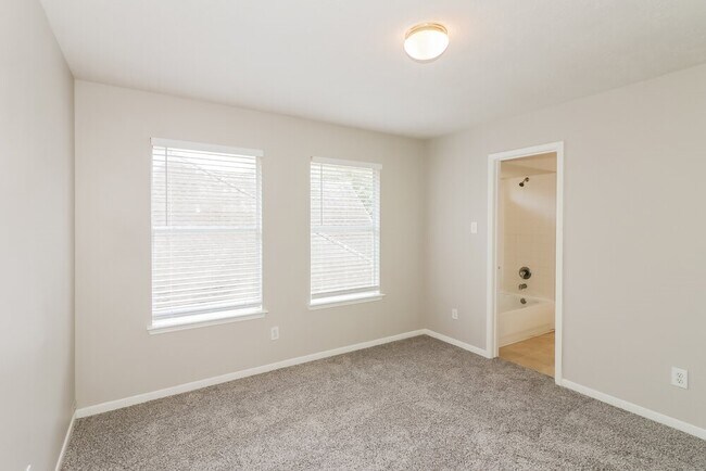 Building Photo - 15526 Oxenford Dr
