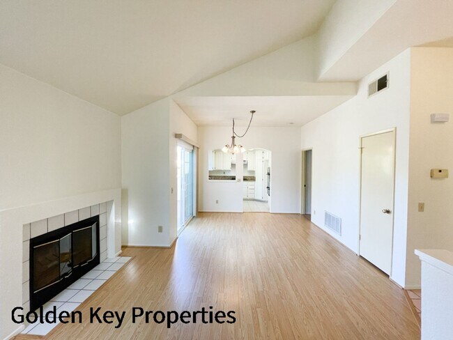 Building Photo - 2BR/1.5BA Condo in Charlemont in Vista! Cl...