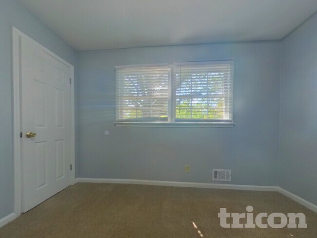 Building Photo - 490 Rocky Creek Dr