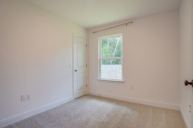 Building Photo - Modern 3/2 Home with Garage, Fenced Yard, ...