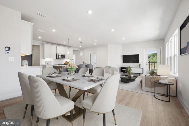 Building Photo - 1611 POTOMAC SHORES Pky