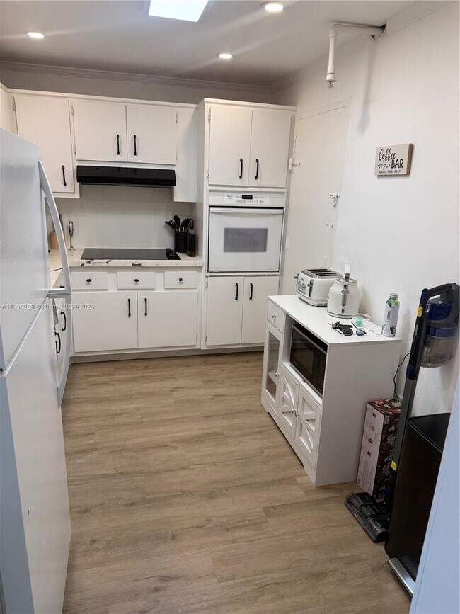 Building Photo - 400 Kings Point Dr