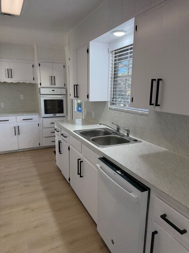 Building Photo - Charming Hill Country Home • Spacious Layout • Lake Travis Lifestyle