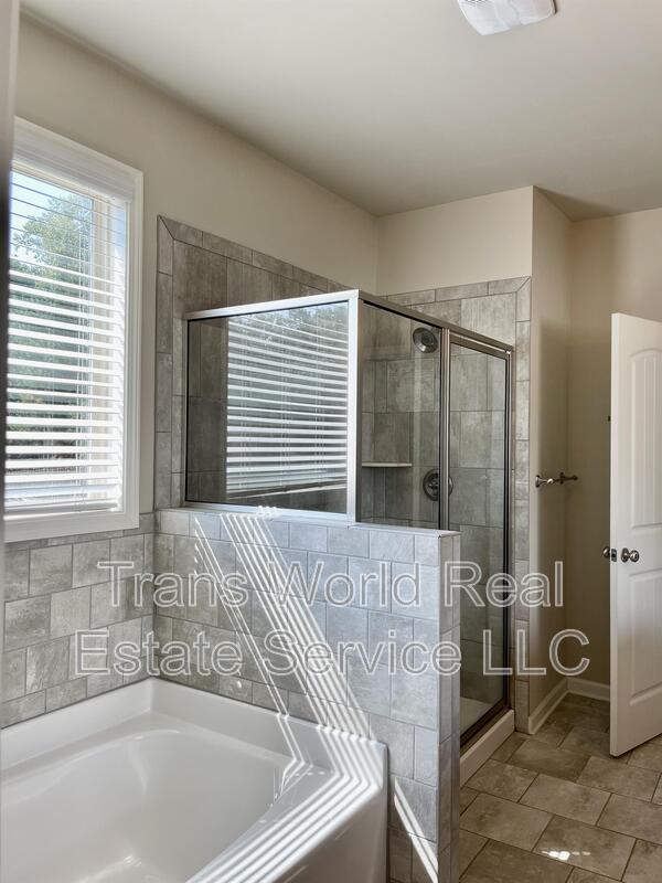 Building Photo - 7531 Silk Tree Pointe