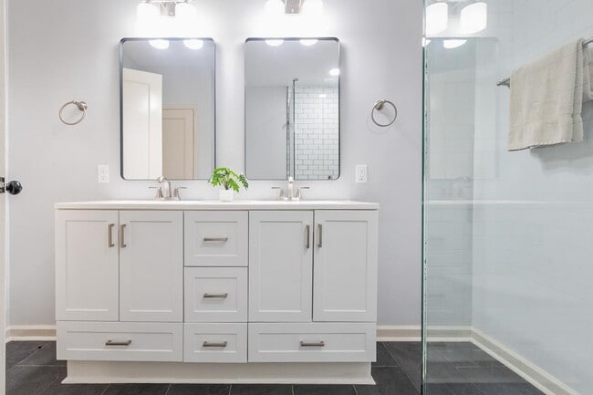 Building Photo - 2014 Golf Terrace Dr