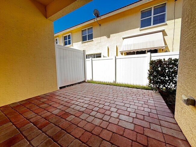 Building Photo - 9480 SW Merlin Ct