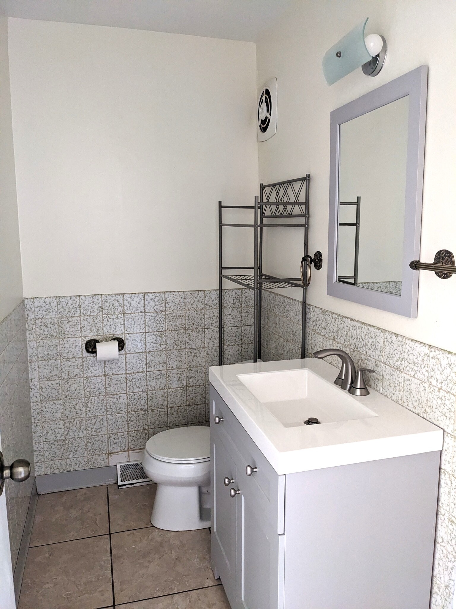 1st Floor Bath - 2129 Ash St