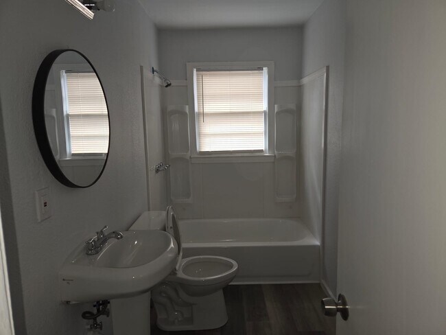 Building Photo - 927 Spring Ave