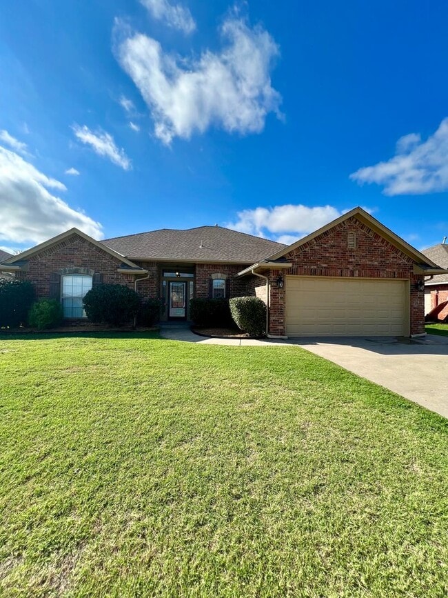 Building Photo - Beautiful Home in Southeast Moore with Storm Shelter!