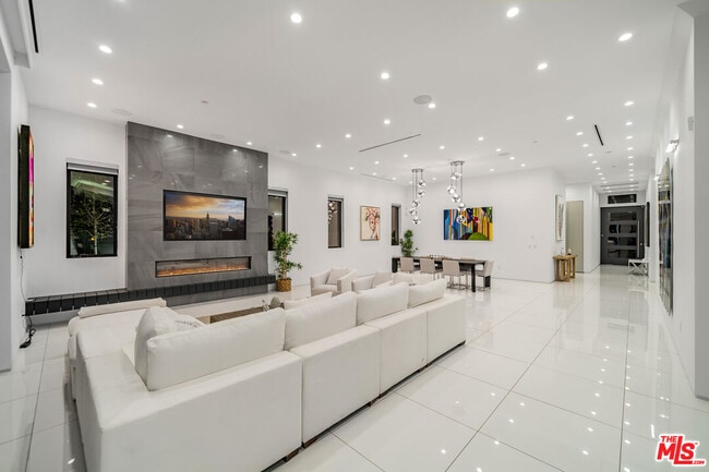 Building Photo - 4458 Mammoth Ave