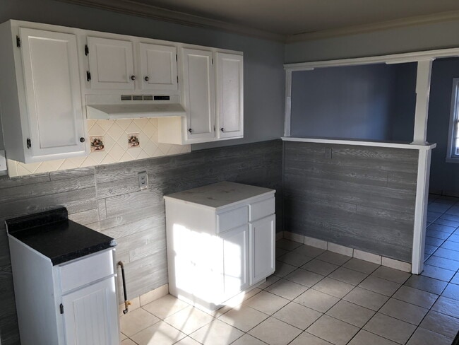 Building Photo - Cute midtown 3 bedroom, 1 bath home