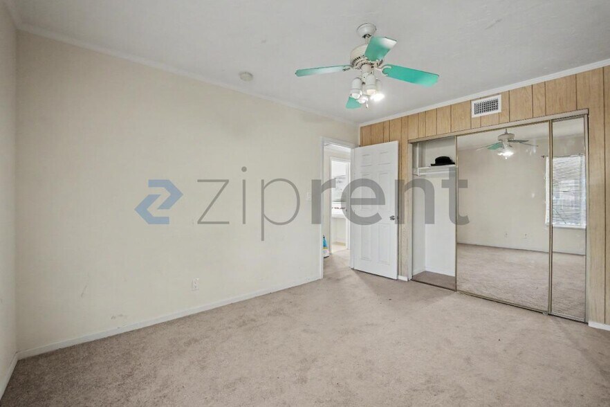 Building Photo - Unit