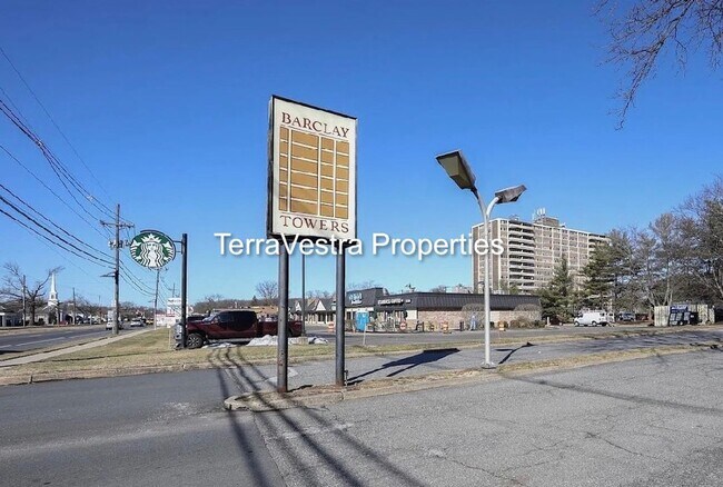 Building Photo - 1 Bed in Barclay Towers! Eligible for $500 Security deposit.