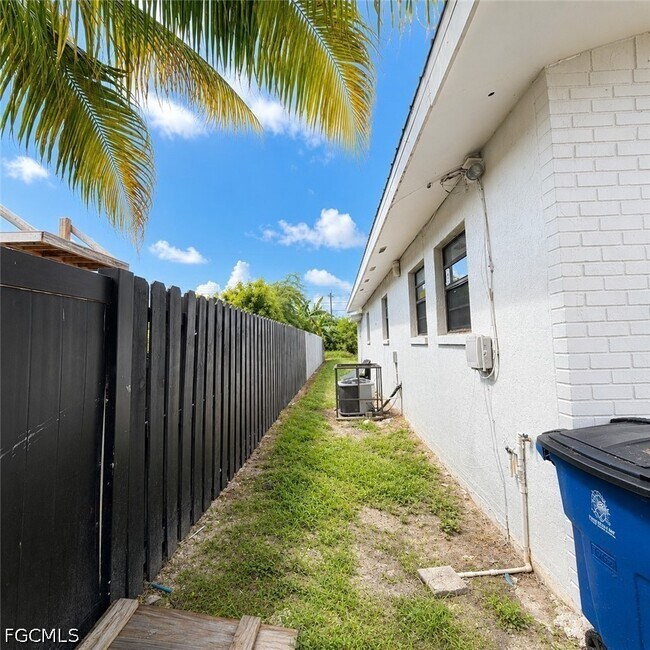 Building Photo - 1572 Cypress Dr