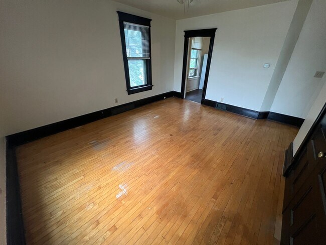 Building Photo - 621-25 E. Locust St.