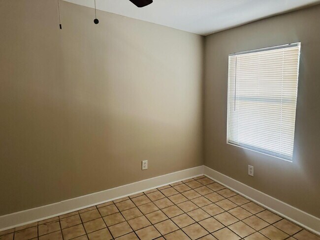 Building Photo - "Charming Retreat in Memphis: Spacious 1171 Sq Ft with Full Bathroom!"