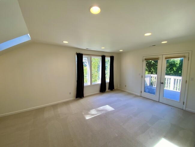 Building Photo - 4802 NE 45th St