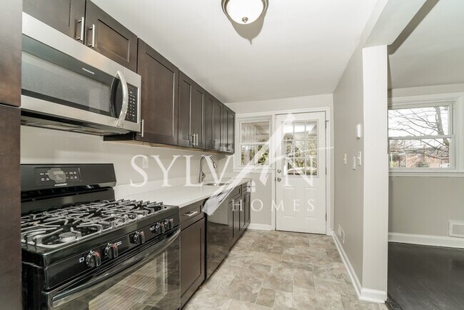 Building Photo - Updated 3 bedroom end unit townhome!