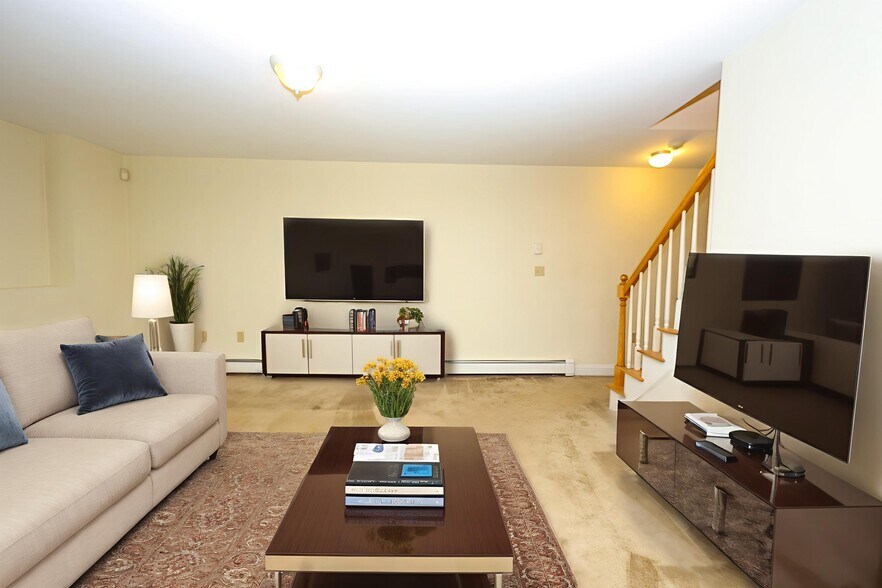 Building Photo - 370 Franklin St