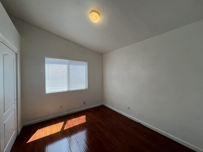 Building Photo - MOVE IN READY!!
