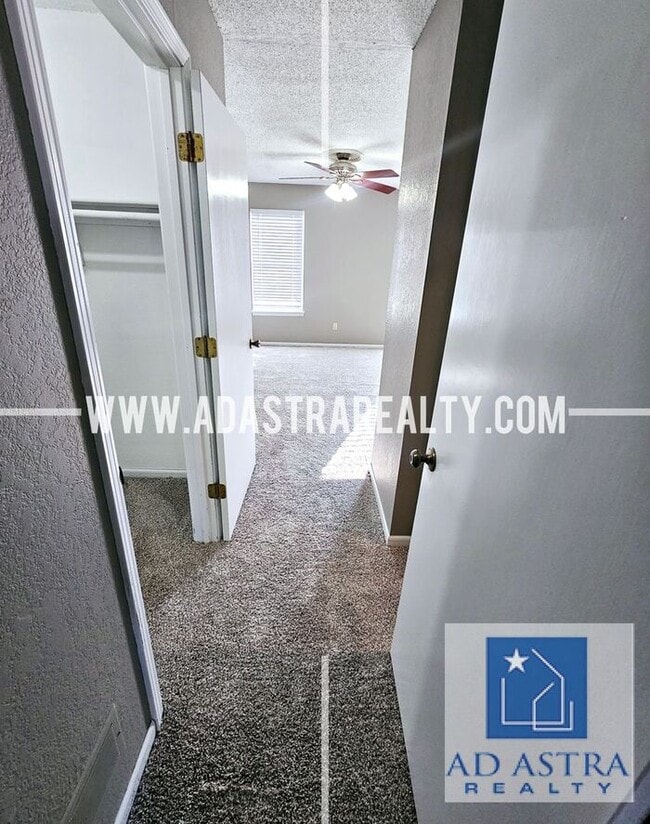Building Photo - Nice 3 bed 1.5 bath townhouse in Olathe-Co...