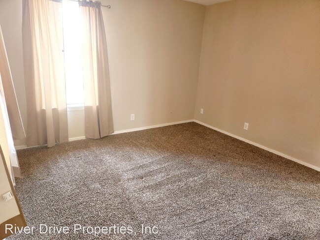 Building Photo - 2 br, 2.5 bath House - 932 E. Oakridge Avenue