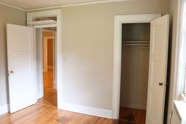 Building Photo - Charming 2-bedroom waiting to be yours !!