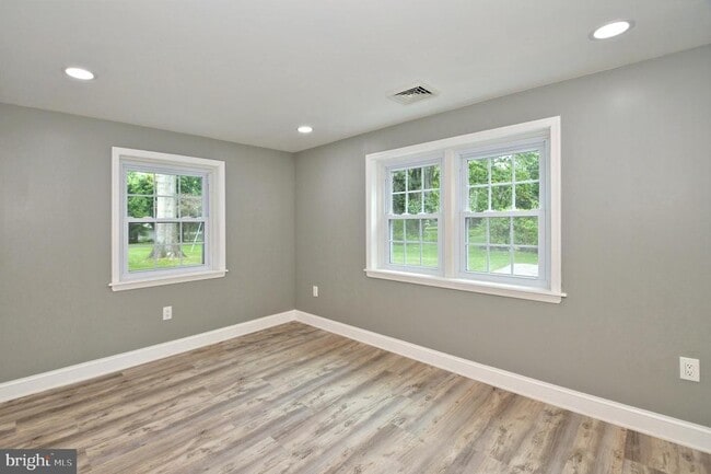 Building Photo - 205 Maple Ave
