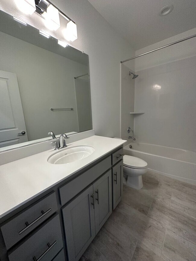 Building Photo - Charming 3 Bed / 2.5 Bath Home with Modern Upgrades