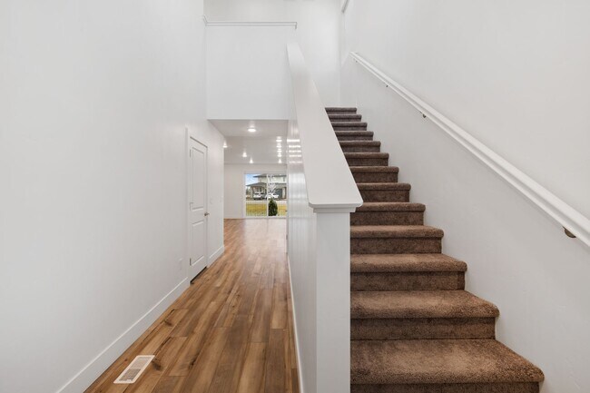 Building Photo - Move-In Ready Elegance - 4 Bedrooms! Pet Fridley!