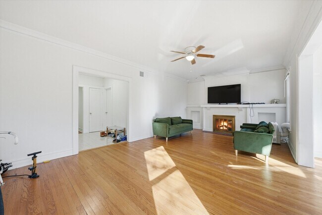 Building Photo - 5210 S Ingleside Ave