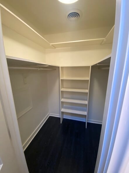 Building Photo - 2218 Graystone Dr