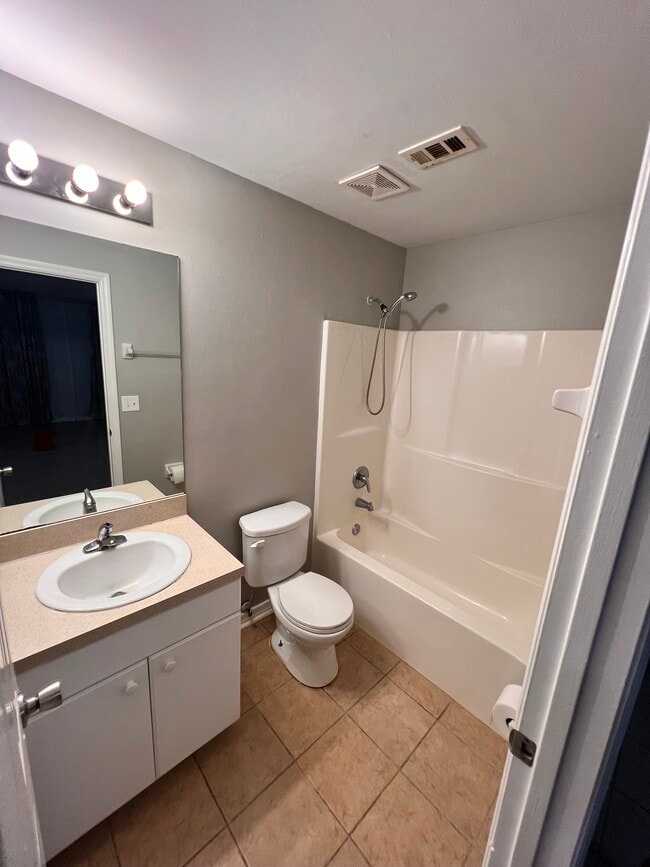 Building Photo - 6127 E Clay St