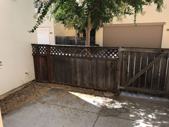 Building Photo - Beautiful East Davis home available Septem...