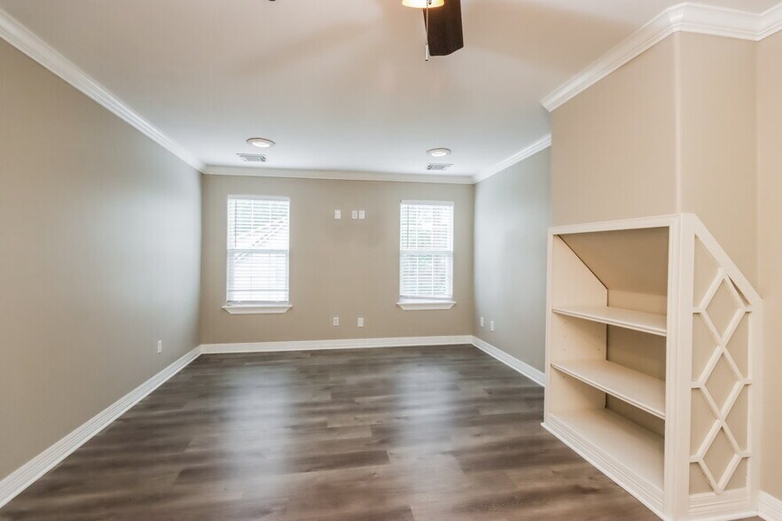 Building Photo - 409 Robinwood Dr