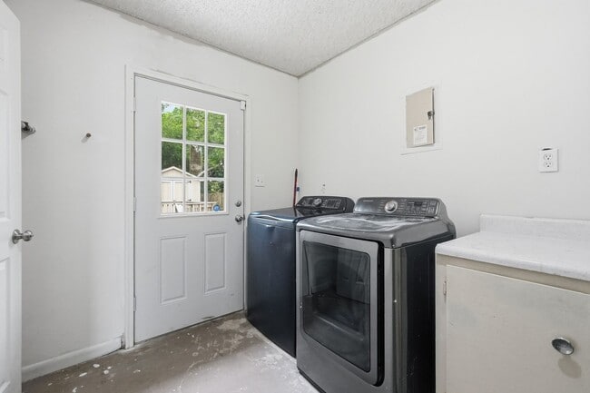 Building Photo - 3BR w/ IDEAL location near Hurlburt Field!!