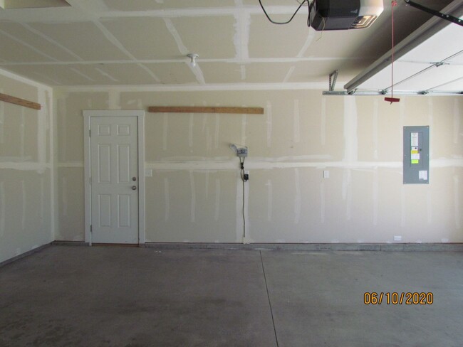 Building Photo - 3 Bed 2 Bath 1622 sqft RV Parking rent fre...