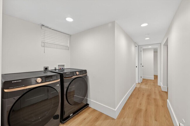 Building Photo - Platt Park Classic! 4 Beds, 2 Bath - Fully remodeled! Don't miss out on this one!