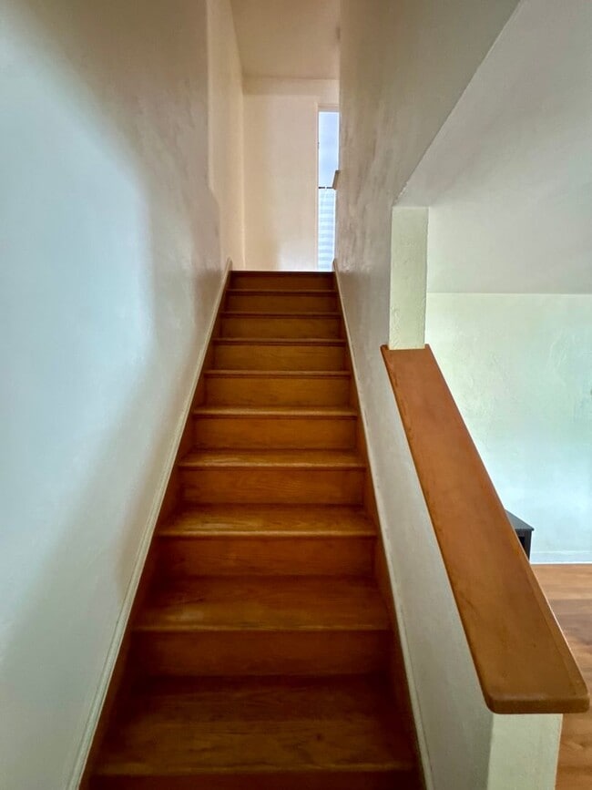 Building Photo - Charming 2 Bed 1 Bath in Beechview!
