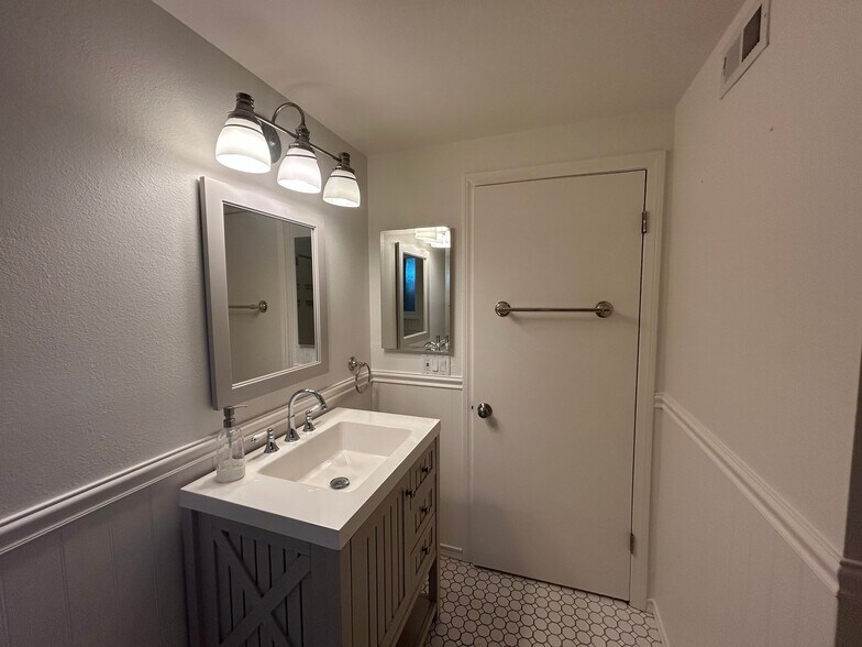 Building Photo - 1916 Felice Dr