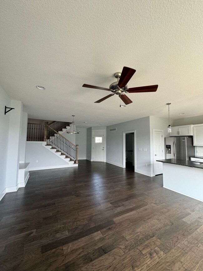 Building Photo - 4 Bedroom, 3 1/2 bathroom in Olathe!