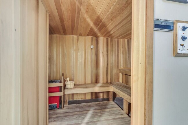 Building Photo - 114 W Adams St