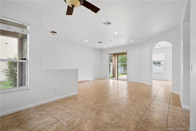 Building Photo - 2736 SW Butterfly Ln