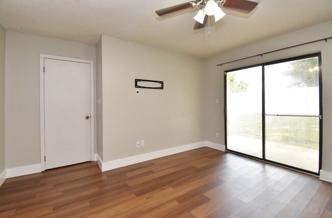 Building Photo - Well maintained 2 bedroom property with lo...