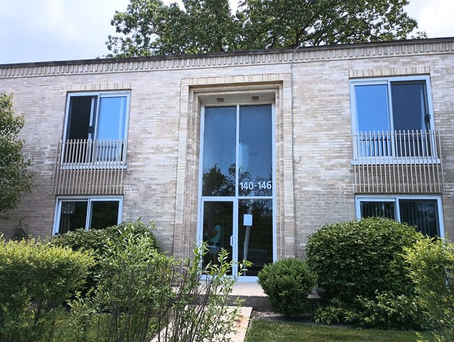 Building Photo - 140 Green Bay Rd